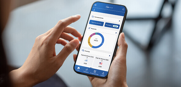 Mano sosteniendo un celular con la aplicación de BTG Pactual