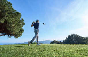 Hombre haciendo un golpe en el golf
