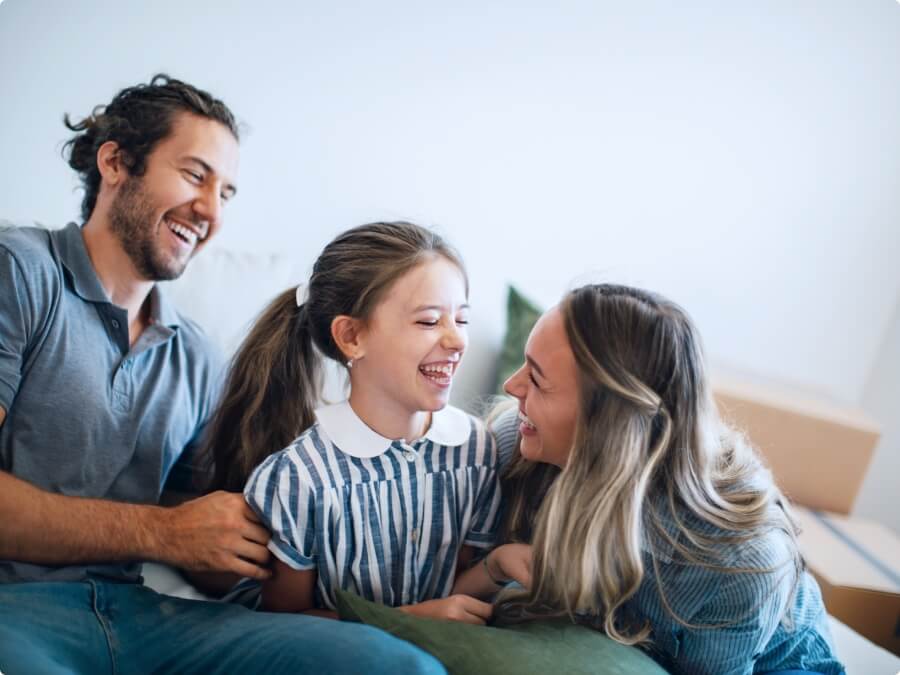Familia con una pareja y su hija sonriendo juntos