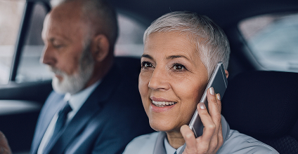 Mujer mirando la pantalla de una tablet