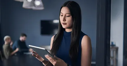 Mujer mirando la pantalla de una tablet